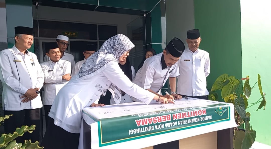 Jajaran Kamenag Bukittinggi tanda tangani komiten bersama.